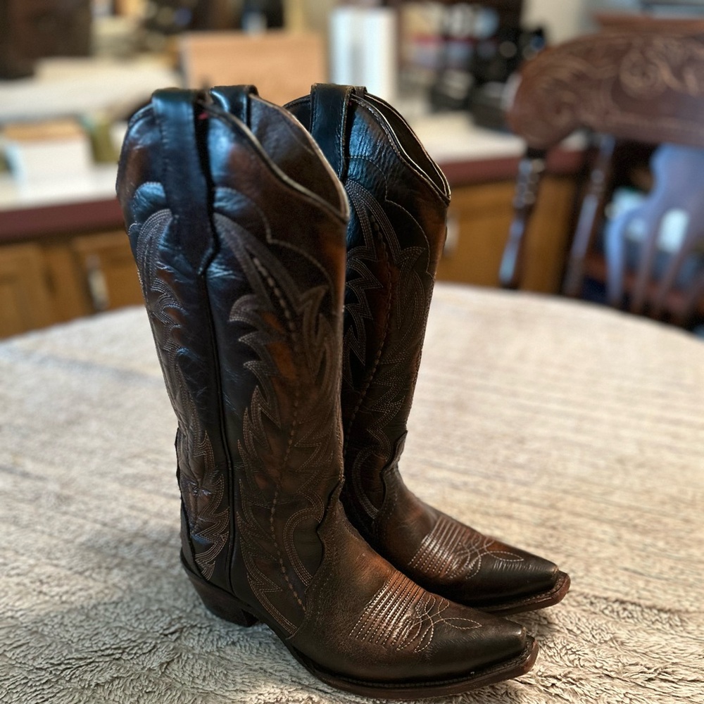 Women’s cowgirl boots